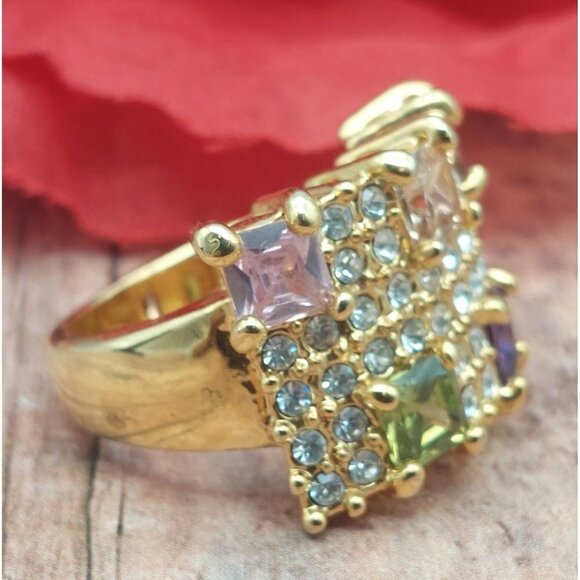 NWOT Gold Tone Colorful Crystal Covered Cocktail Fashion Ring Size 8 - Picture 3 of 8